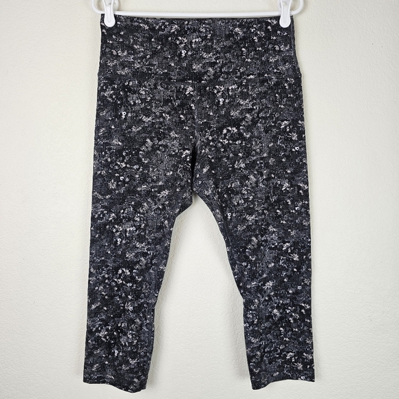 Lululemon Align Crop 21” Leggings Size 12 Black Gray White Abstract Print - Picture 2 of 12